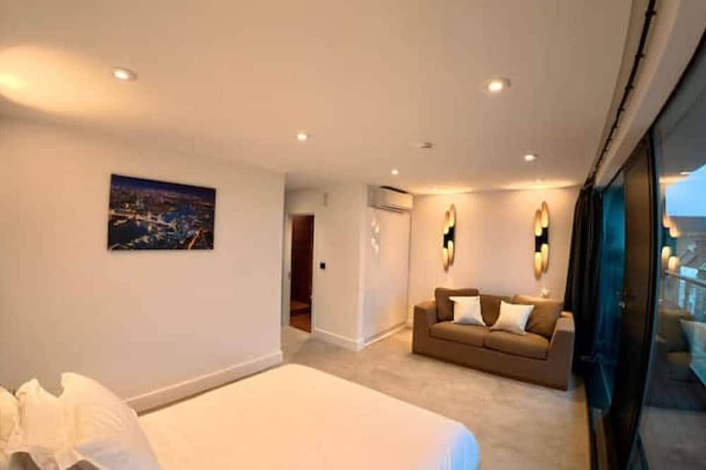 Entire apartment, Modern Soho Penthouse with Terrace & Views | 3 Beds, Sleeps 6 in Covent Garden, London