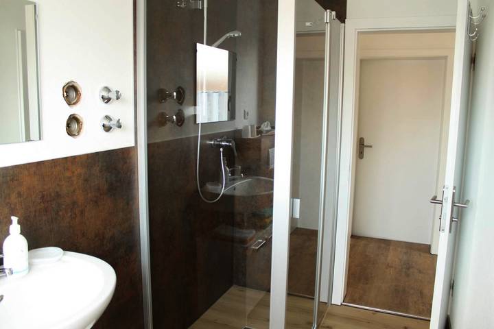 Ganze Ferienwohnung, Ferienwohnung Niedermoosen - Ferienwohnung 72 qm für 2-6 Personen mit 2 Schlafzimmern und Terrasse in Riedering, Chiemgauer Alpen