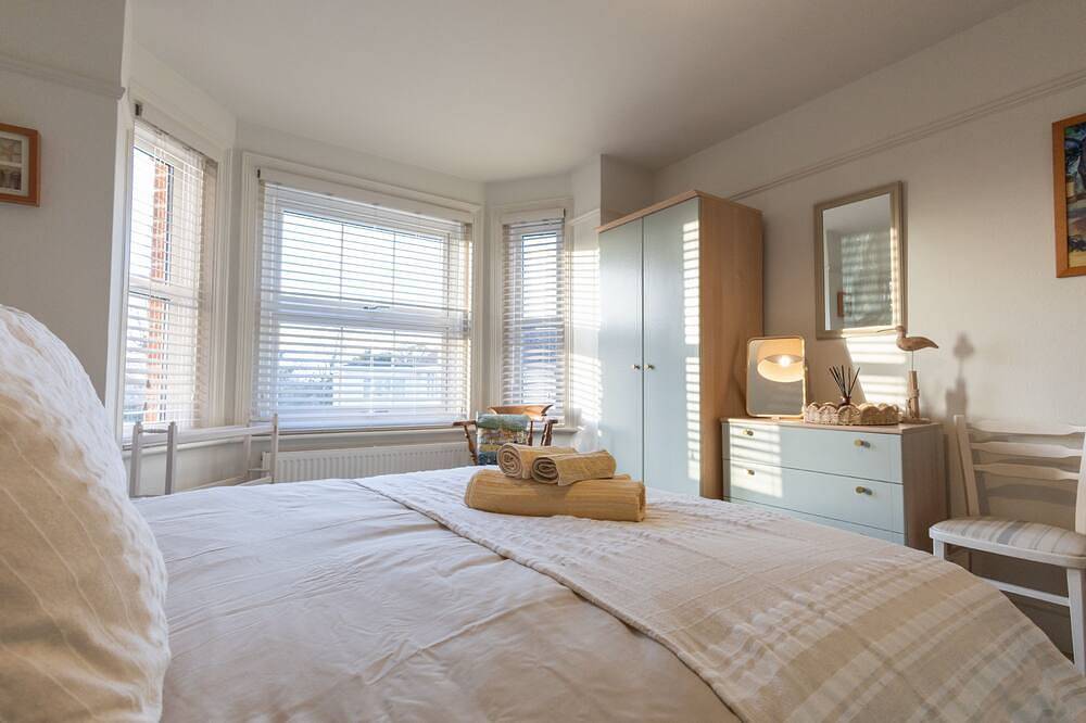 Anchor Point - a two bedroom, two bathroom cottage close to Fisherman's Bank, Mudeford in Mudeford, Christchurch