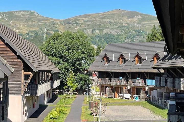 Gîte pour 8 personnes, avec piscine ainsi que jardin et vue dans Lac Pavin - 2