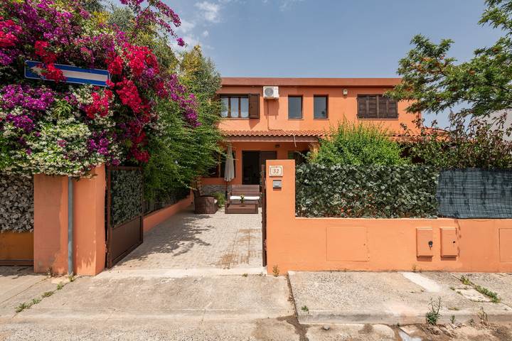 Villa 'Tara House' with Private Terrace, Wi-Fi and Air Conditioning in Pula region, Cagliari Province