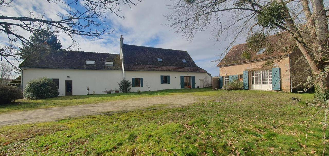 Double Room with Private Bathroom in Isle-et-Bardais, Région de Montluçon