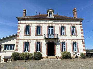 Gîte pour 14 personnes, avec terrasse et piscine dans Caupenne-d'Armagnac