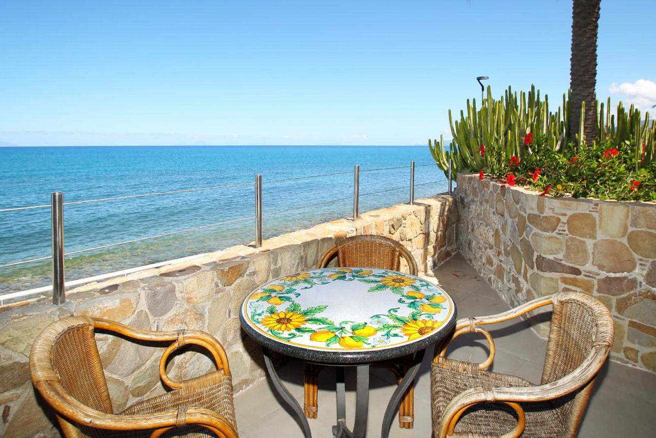 Apartamento inteiro, Relais Villa Giovanna -  sul mare con giardino in Marina di Caronia, Caronia