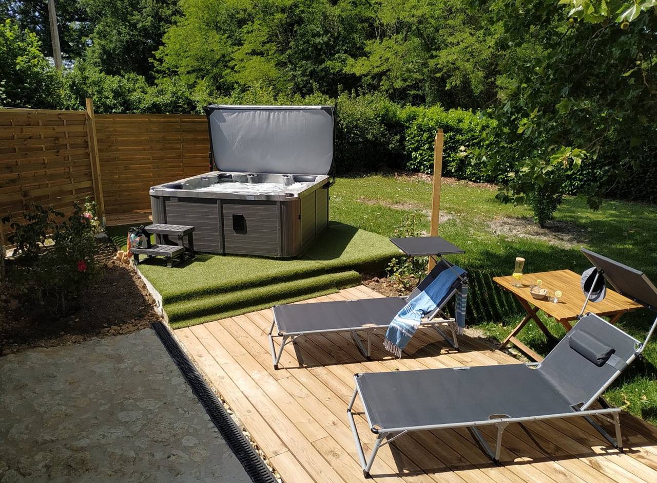 3 logements - piscine chauffée, jacuzzi privatifs, sans vis-à-vis in Berson, Région de Blaye