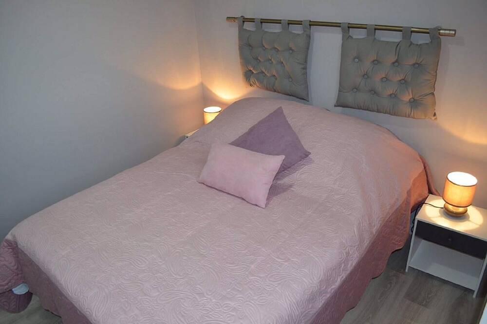 Cottage in the middle of Champagne vineyards in Chavot-Courcourt, Marne