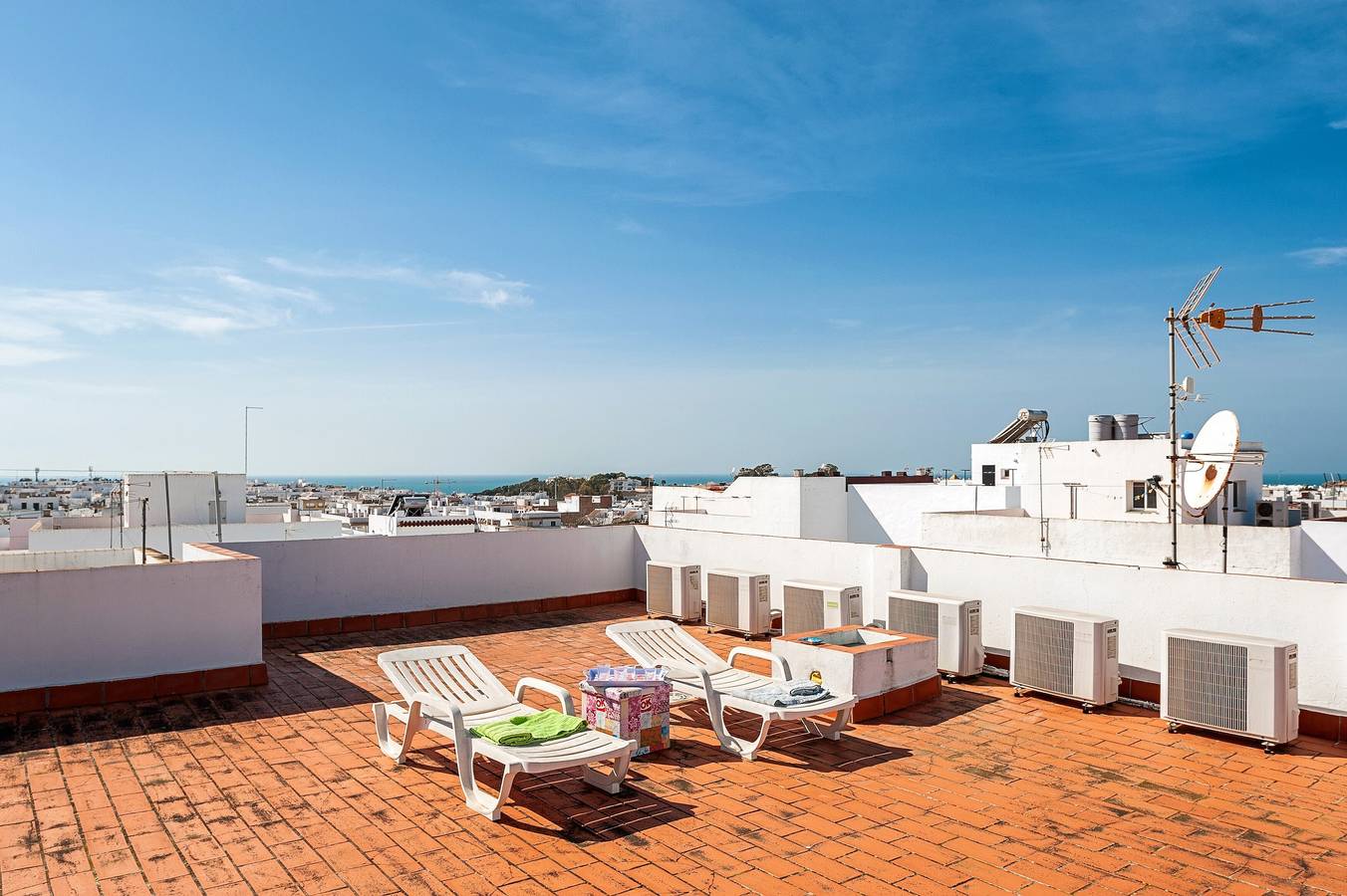 Apartamento inteiro, Apartamento com ar condicionado numa excelente localização, com terraço no último piso e Wi-Fi; in Conil de la Frontera, Costa de la luz