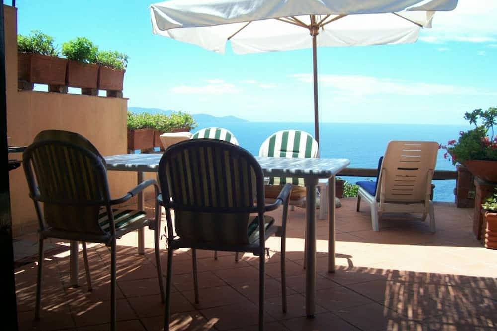 Casa con terraza con vista al mar, piscina, solarium, playa priv inclusive ideal para 4 in Cala Piccola, Provincia de Grosseto