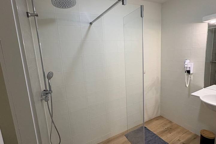 Gîte pour 8 personnes, avec balcon ainsi que jardin et piscine à Arreau - 4