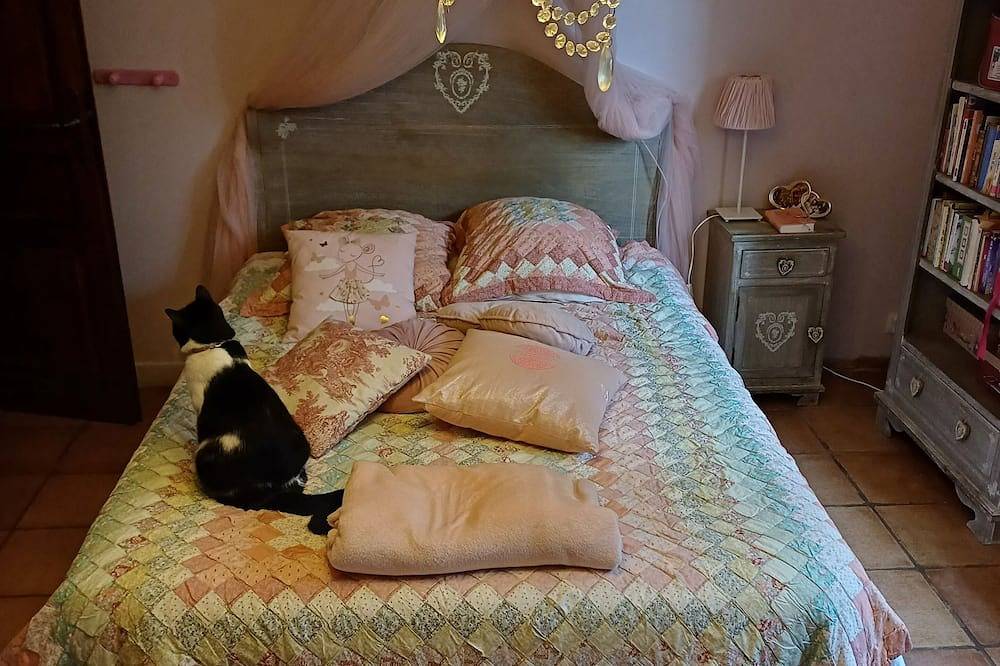 Chambre d 'hôte Romantique a Coté D'avignon in Saint-Saturnin-lès-Avignon, Vaucluse