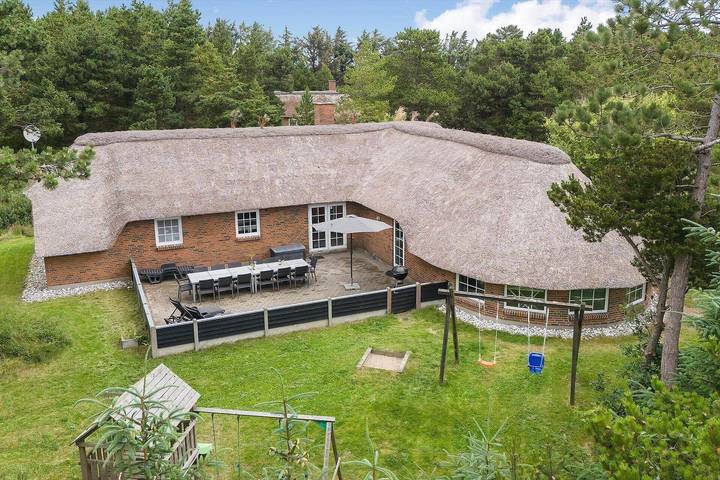 Ferieudlejning for 12 personer, med pool og terrasse såvel som sauna og jacuzzi, husdyr tilladt i Klegod