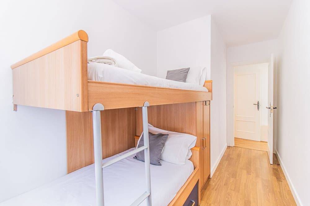 Entire apartment, Pyrenees Escape with Terrace & Bbq in Sabiñánigo, Spanish Pyrenees