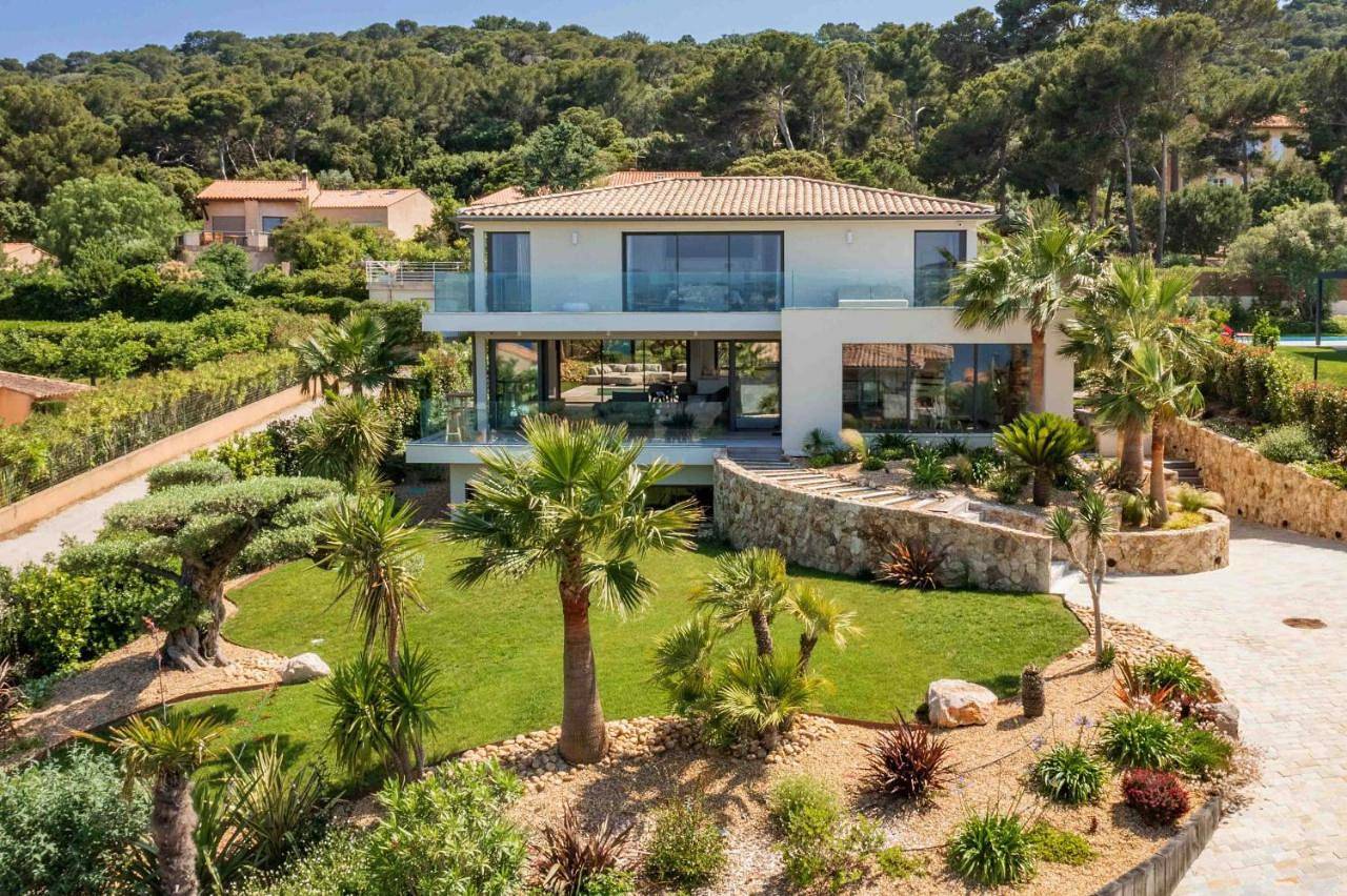 Villa Palma Giens - Vue Mer Panoramique -Piscine Chauffée Mai à Septembre- 4 chambres -Garage in La Madrague, Hyeres