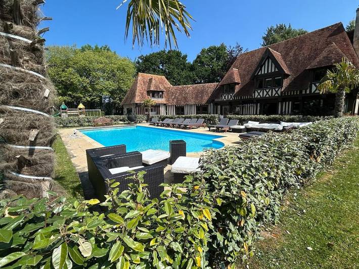 Villa pour 25 personnes, avec Terrasse ainsi que Piscine et Sauna