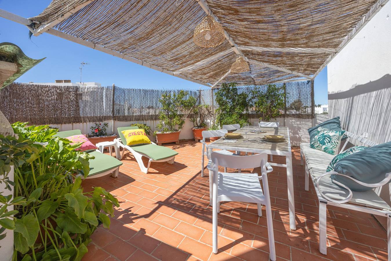 Chambre Attique Corina avec terrasse partagée, Wi-Fi et climatisation in Conil de la Frontera, Costa de la Luz