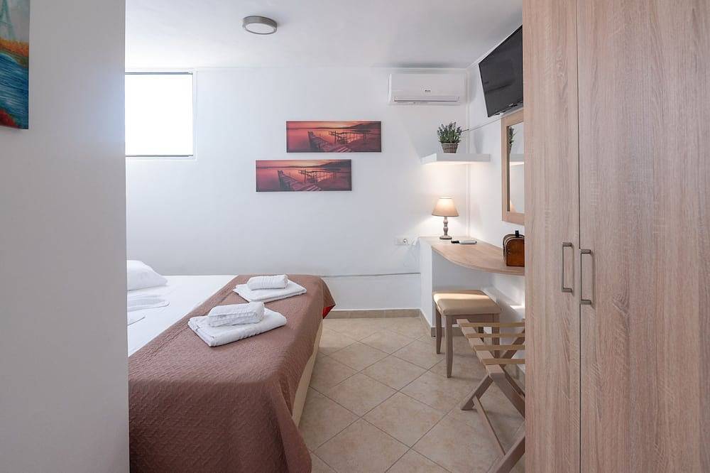 Ganze Wohnung, Family Apartment with terrace and sea view 10 minutes from the beach in Kissamos, Chania und Umgebung