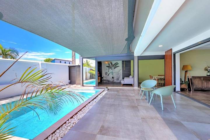 Location de vacances pour 6 personnes, avec terrasse ainsi que jardin et piscine à Sainte-Suzanne - 2