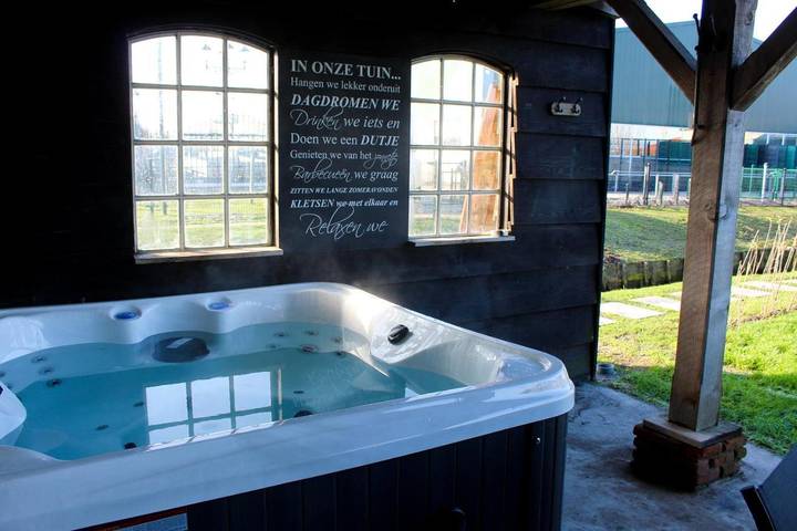 B&b voor 3 personen, with Terras and Whirlpool as well as Tuin and Sauna in Delft