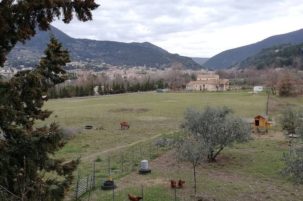 Appartement entier, Studio au sein d'une ferme Bio in Nyons, Région de nyons