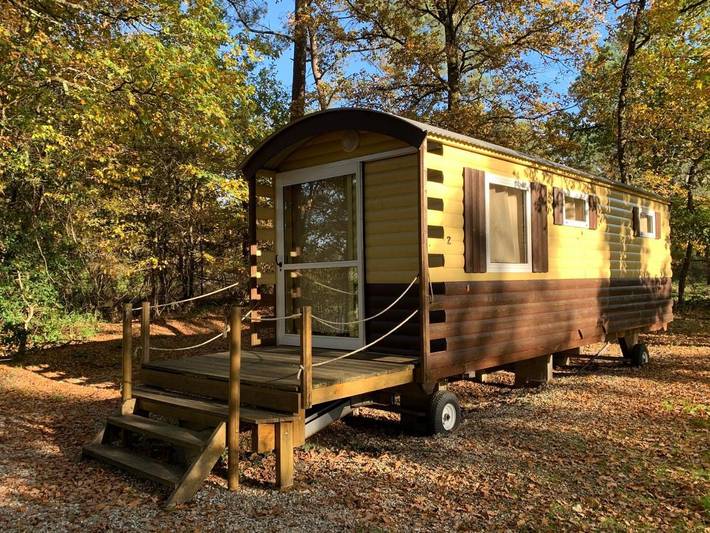 Location de vacances pour 2 personnes, avec jardin ainsi que vue et piscine à Brinon-sur-Sauldre - 2