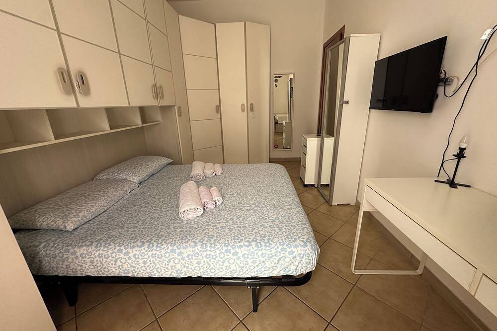 Entire apartment, \"Stylish and modern stay a stone's throw from downtown close to all amenities\" in Modena, Modena Province