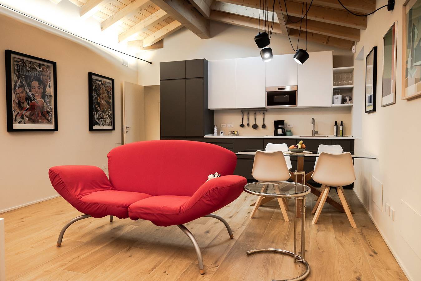 Entire apartment, Apartment 'Flat 1' with Wi-Fi and Air Conditioning in San Felice del Benaco, Garda Mountains