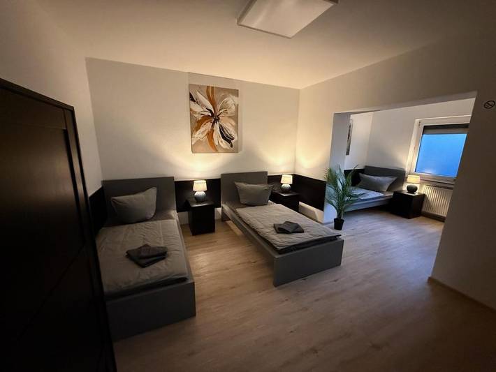 Ferienwohnung für 9 Personen, mit Balkon und Terrasse sowie Garten und Sauna in Siegburg