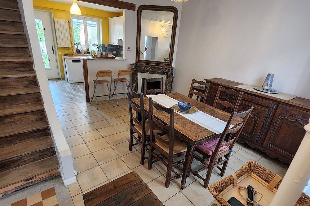 Maison 10personnes+1banquette pour 1 enfant Jardin 300M2 et barbecue avec bois in Villiers-sur-Morin, Seine-et-Marne