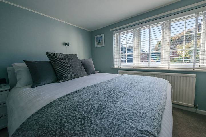 Charmantes 2-Zimmer-Ferienhaus in Lymington, ganz in der Nähe der Stadt, des Yachthafens und von Spaziergängen am Meer in Lymington, Hampshire