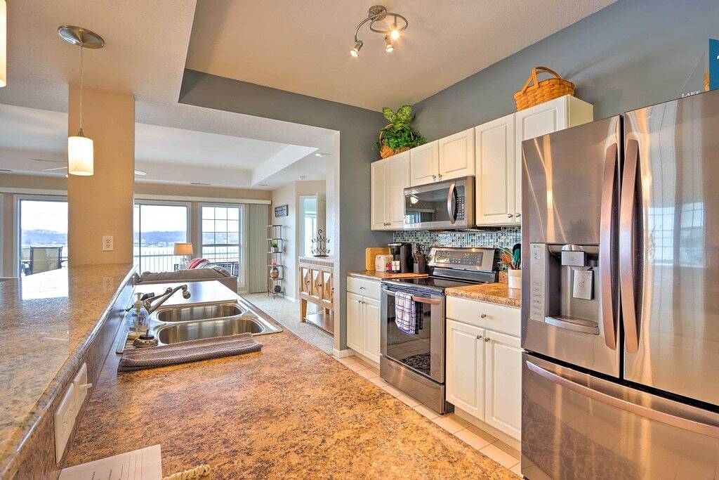 Ganze Wohnung, Pool & Boat Slips! Waterfront Lake Ozark Condo in Lake Ozark, Lake of the Ozarks