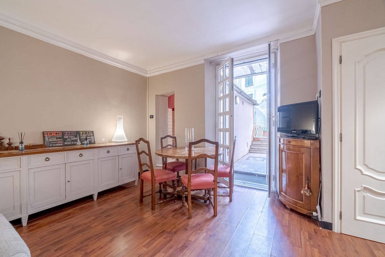 Entire apartment, Elegance of Genoa! Santa Caterina Charming Apt x4 in Genova (City), Genoa