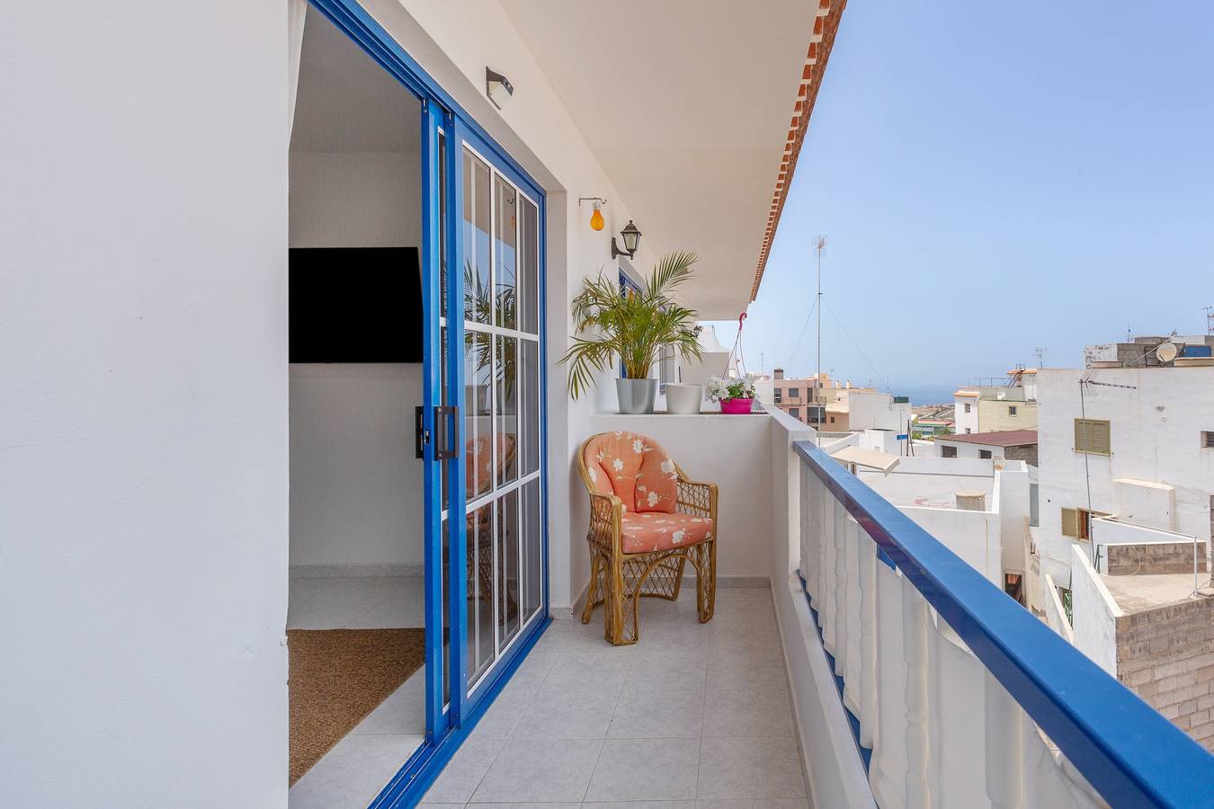Entire apartment, Retama Vacation Apartment with Sea Views, Balcony and Wi-Fi in La Postura, Adeje