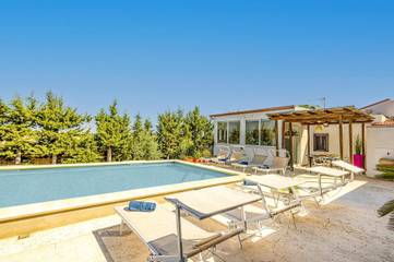 Villa for 8 Guests in Ragusa, Ragusa Province, Picture 1