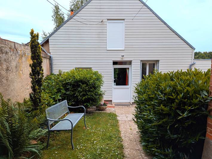 Unabhängiges Ferienhaus mit Terrasse und direktem Seezugang in Dampierre-en-Burly, Loire-Tal