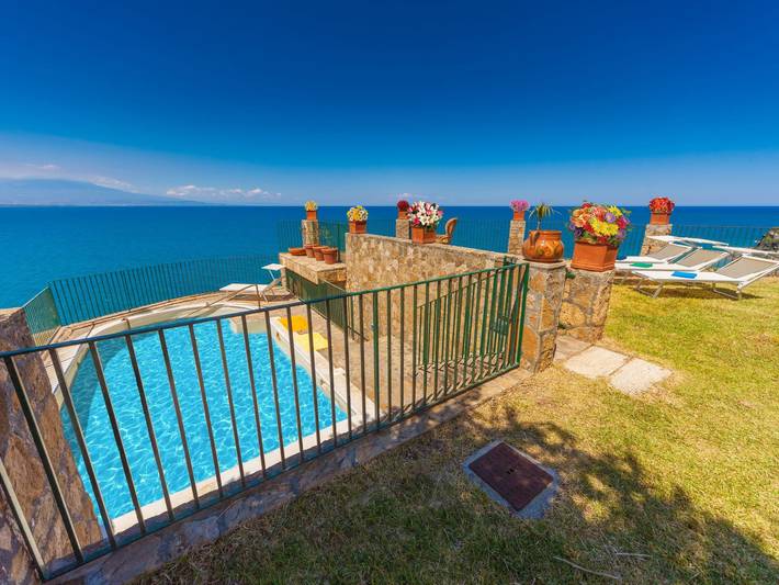 Ferienhaus für 14 Personen, mit Terrasse und Pool