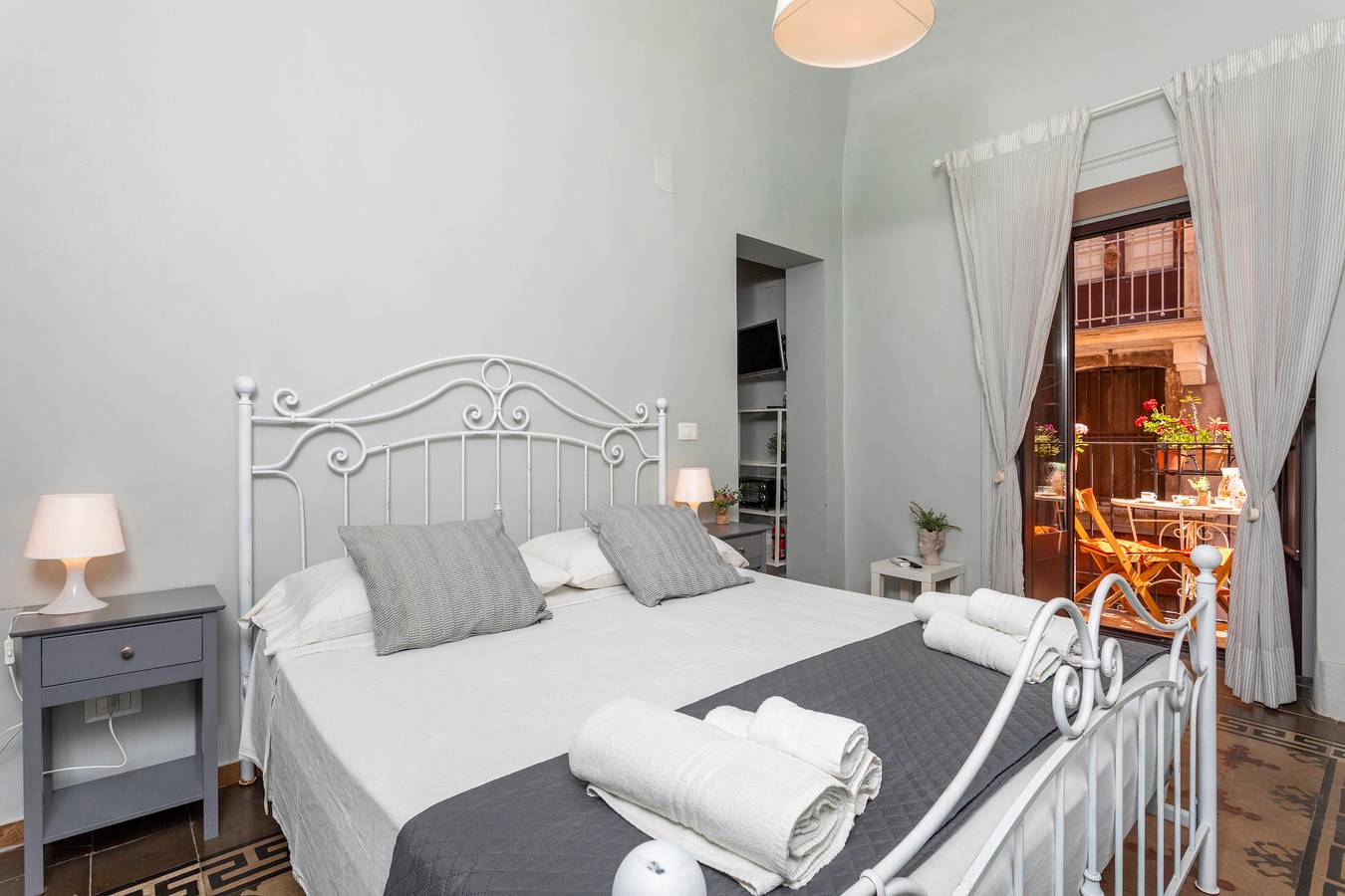 Entire apartment, Apartment 'Aparo House One' with Balcony, Wi-Fi and Air Conditioning in Catania, Catania Province