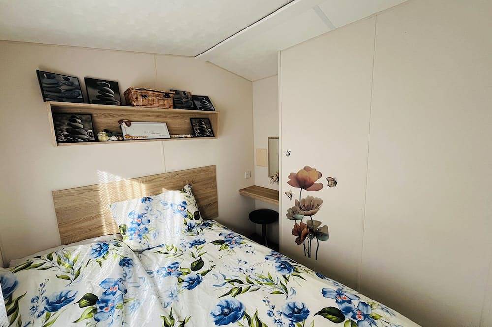 Mindful caravan stay w/one suitcase. Sleeps ≤4. Garden seating, Tv-detox + Wifi. in Selsey, West Sussex
