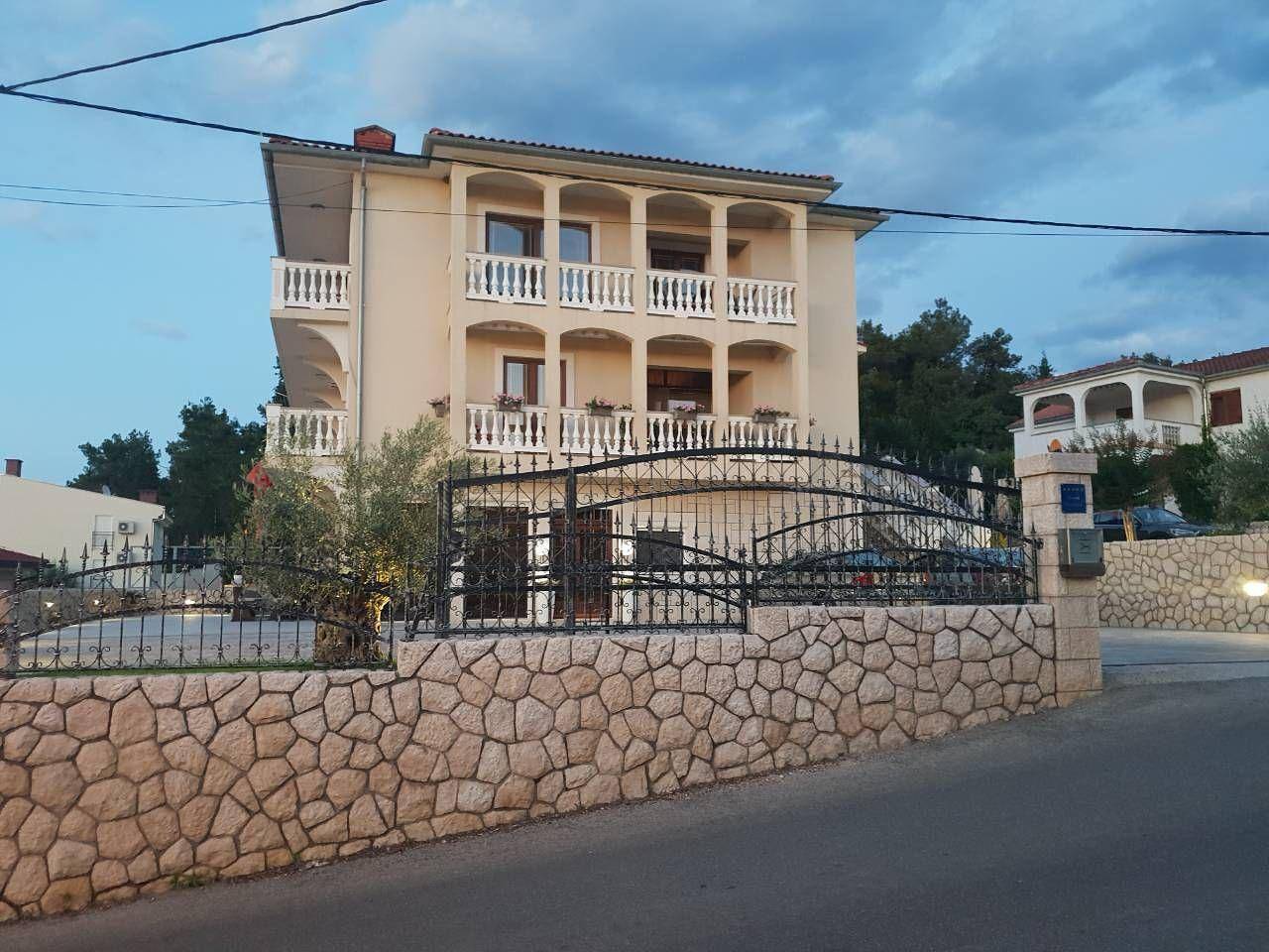Ganze Ferienwohnung, Strandnaehe Wohnung in Soline mit Meerblick in Soline, Krk