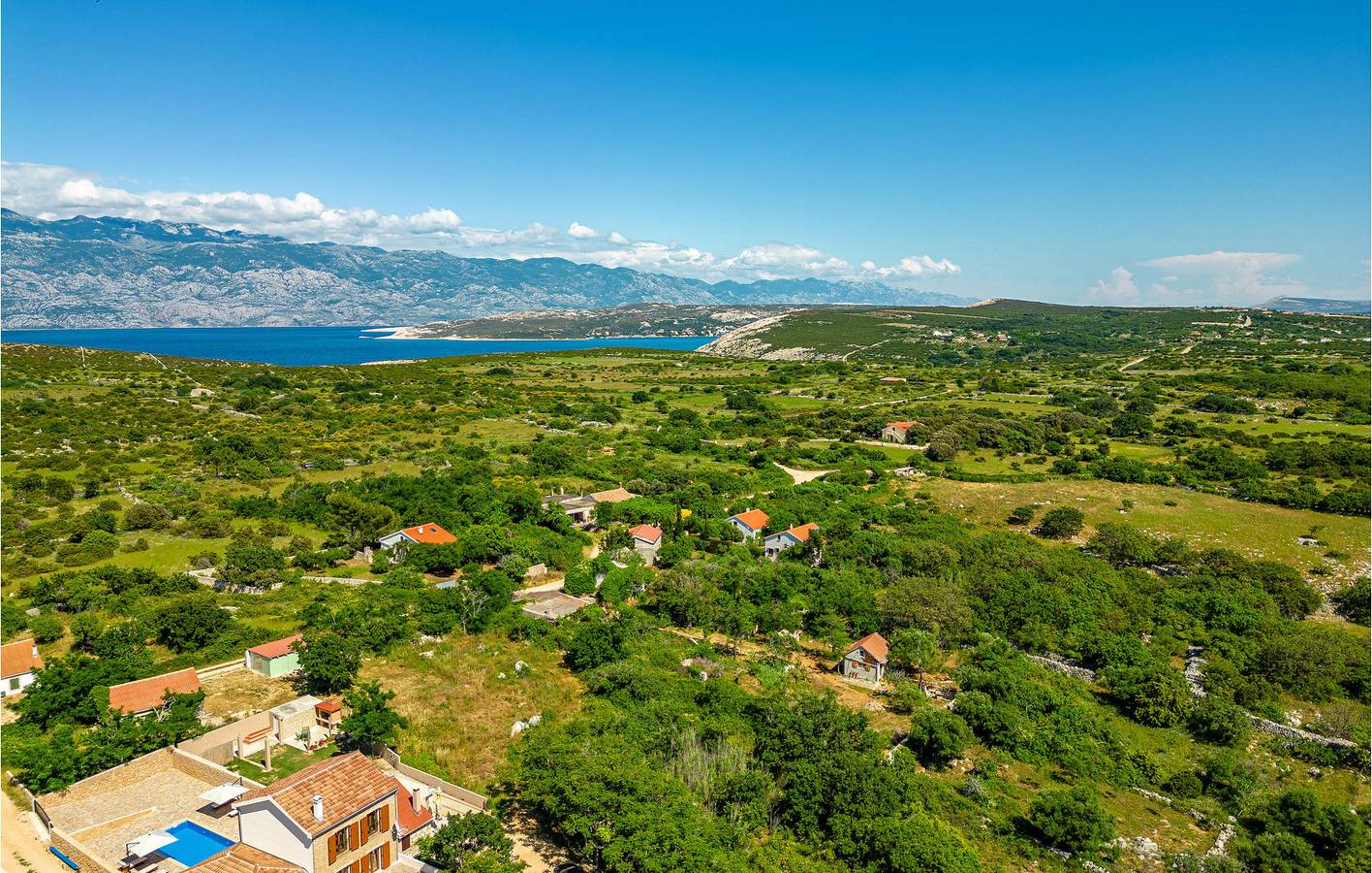 Confortable appartement de deux chambres avec piscine près de Stara Novalja et du littoral in Novalja, Pag