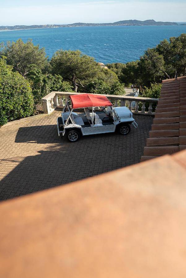 Villa pour 8 personnes, avec vue ainsi que jardin et piscine, adapté aux familles à Carqueiranne