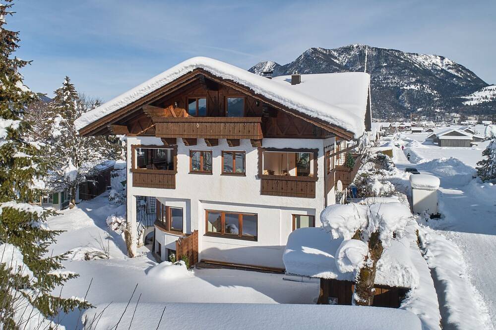 Entire apartment, Cozy 65 sqm attic apartment with open roof truss and two balconies in Garmisch-Partenkirchen, Bavarian Alps