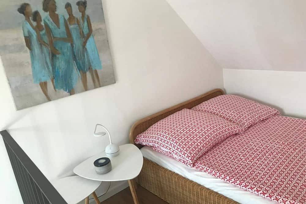 Entire apartment, Centrally located maisonette apartment (25 sqm) with underfloor heating and balcony in Regensburg, Eastern Bavaria
