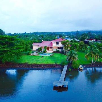 Gîte pour 4 personnes, avec piscine ainsi que vue et jardin dans Taravao