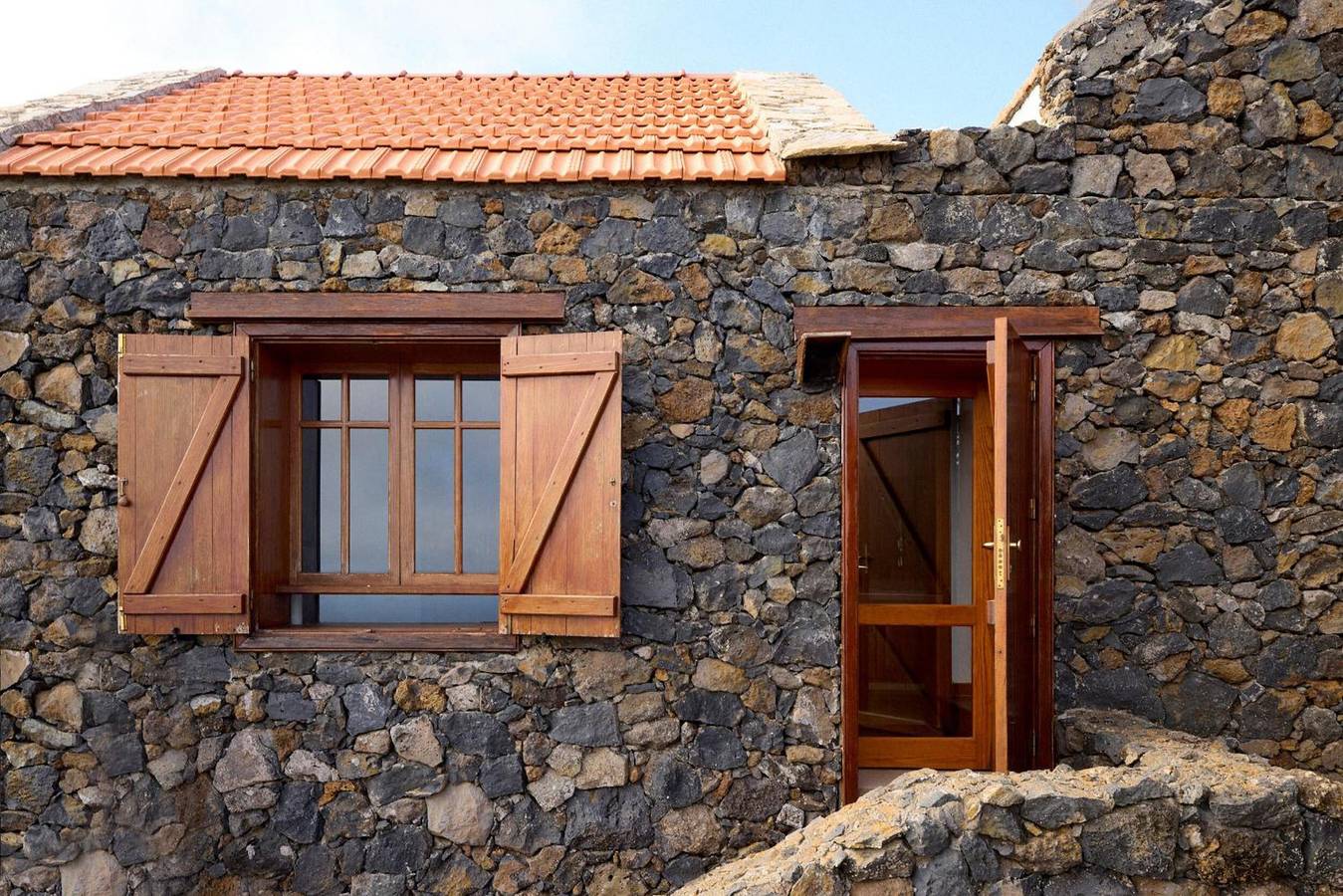 Appartement entier, Appartement 'El Ciruelo' avec vue sur la mer, terrasse partagée et Wi-Fi in El Mocanal, Valverde