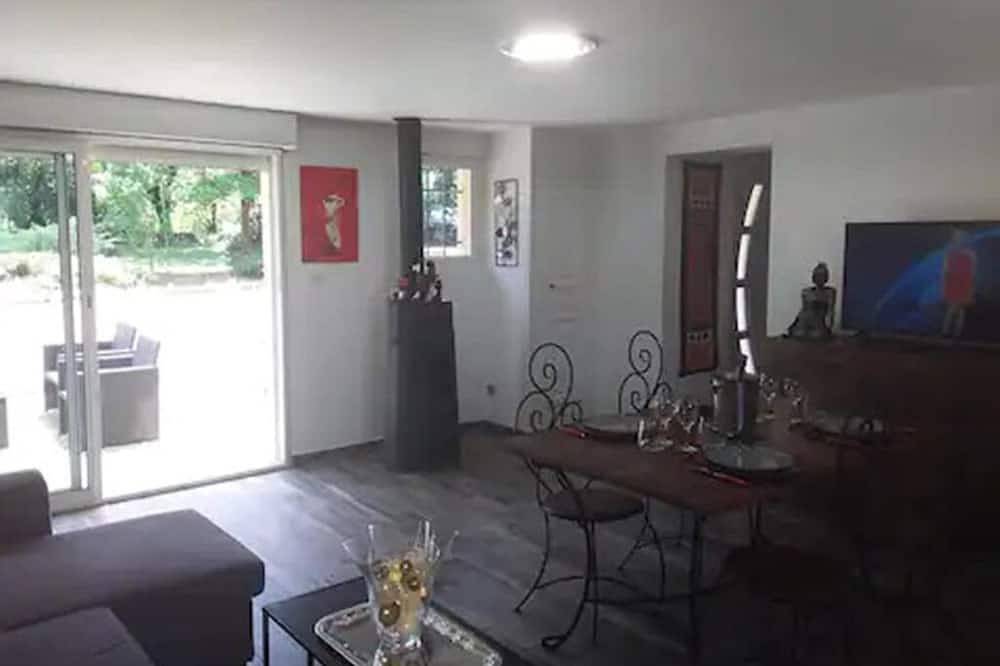 65m² cottage. in Carlucet, Zentralmassiv