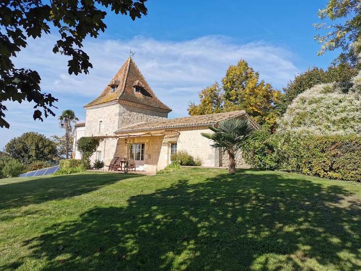 Location de vacances pour 5 personnes, avec Jacuzzi et Terrasse ainsi que Jardin et Piscine à Castéra-Lectourois