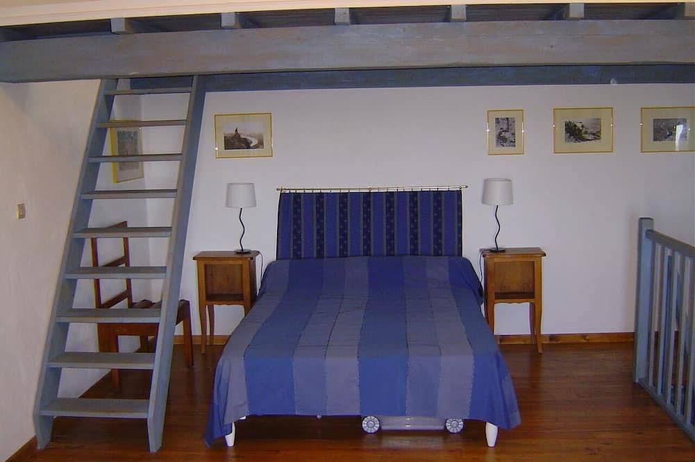 Entire apartment, Le Buis Authentic village house 4 people in Aiguines, Verdon Regional Natural Park
