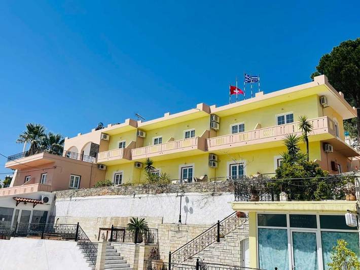 Hôtel pour 2 personnes, avec balcon et piscine ainsi que jardin et vue