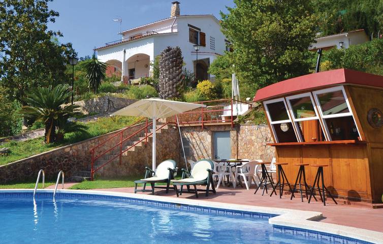 Vakantiehuis voor 8 personen, with Terras and Tuin as well as Zwembad in Santa Susanna