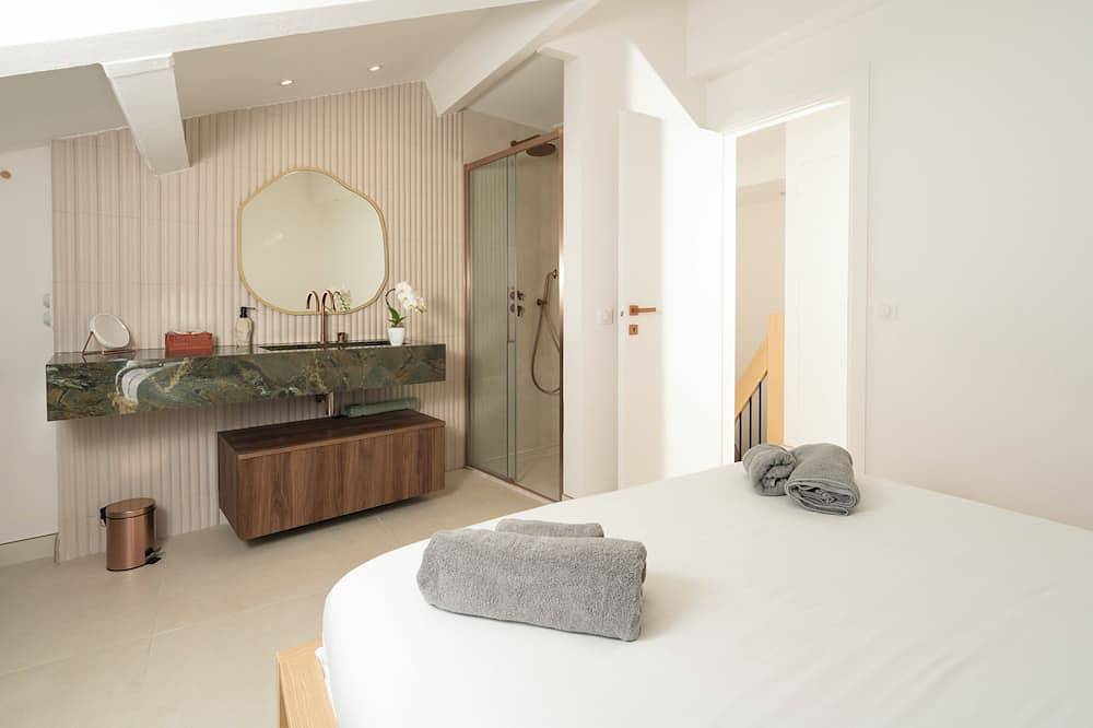 Entire apartment, Renovated duplex with sea view on the outskirts of Monaco in Cap-d'Ail, Nice region